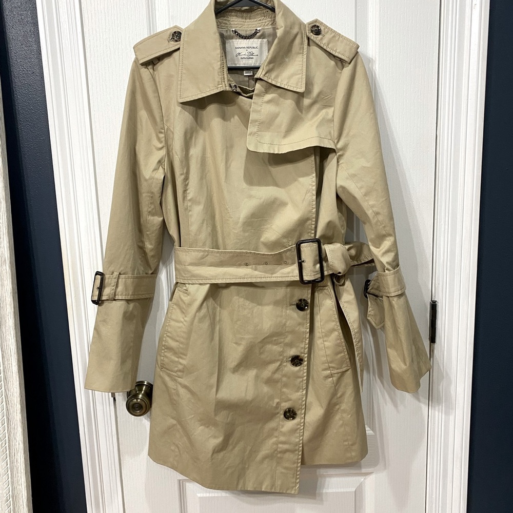 Trench coat with buckle waist